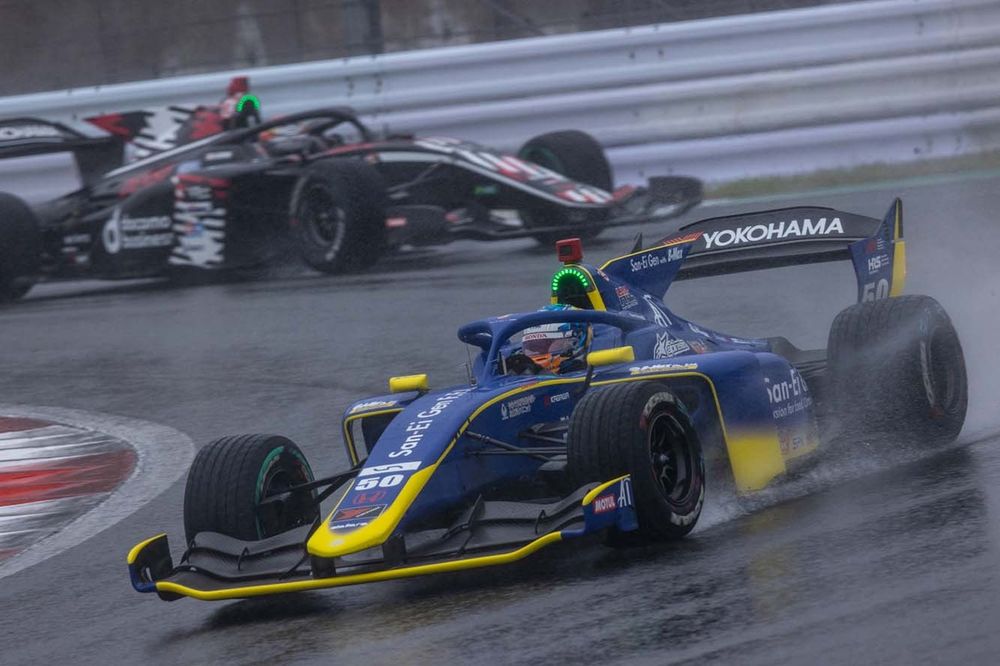 2周目に入った小出峻（San-Ei Gen with B-Max）。この時、冷却ファンを膝に抱えているはず。