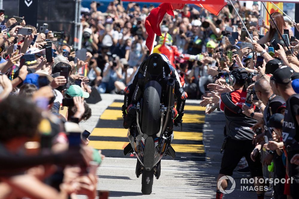 Toprak, haciendo uno de sus 'stoppies' en Misano