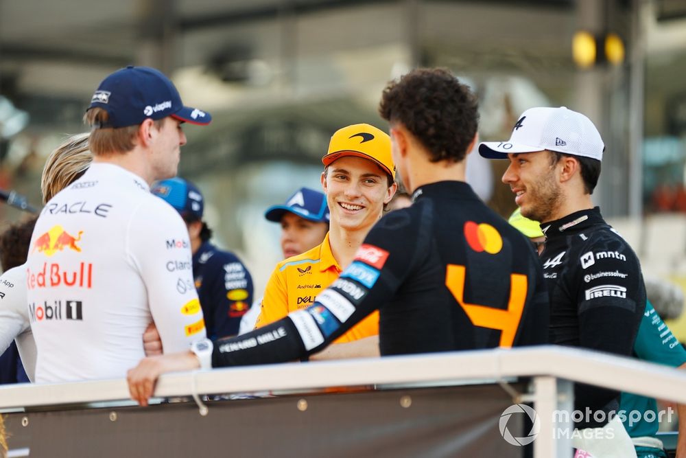 Johnny Herbert observe des pilotes 