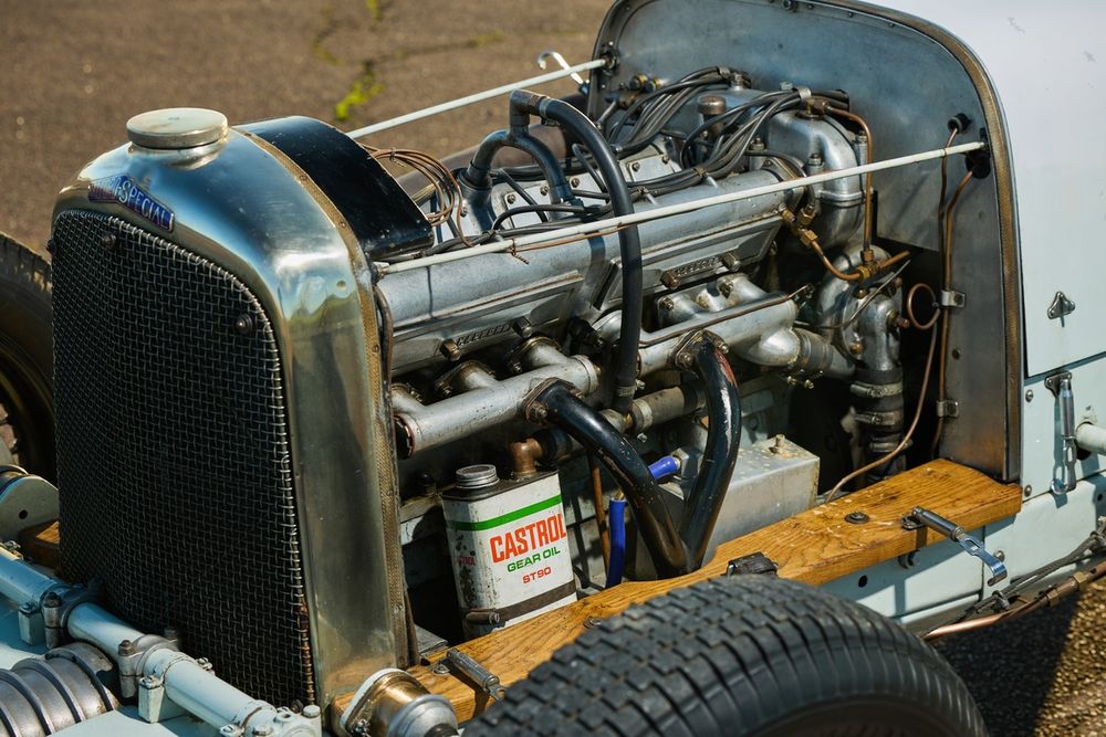 Halford's own two 1.5-litre straight-six engines used his aviation experience to guide their creation