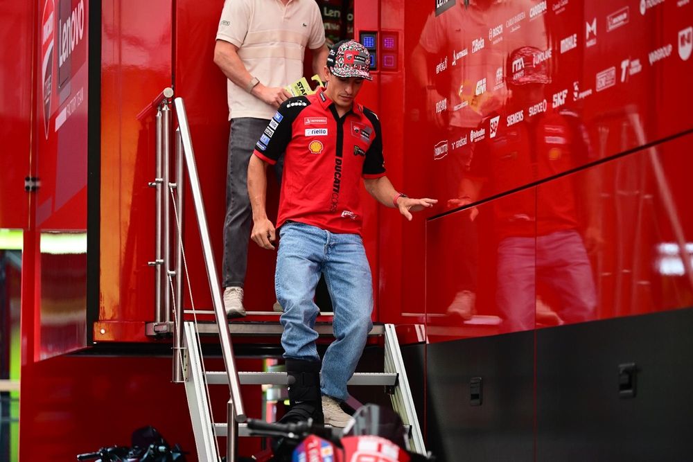 Marc Márquez porte une botte de marche orthopédique mais minimise cette blessure.