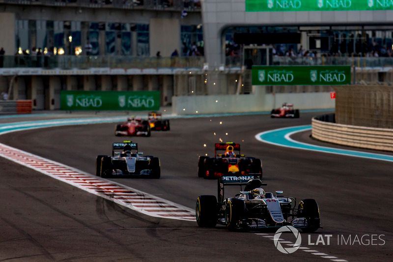 Льюис Гамильтон, Mercedes F1 W07 Hybrid, возглавляет Нико Росберг, Mercedes F1 W07 Hybrid и Max Ferstappen, Red Bull Racing RB12