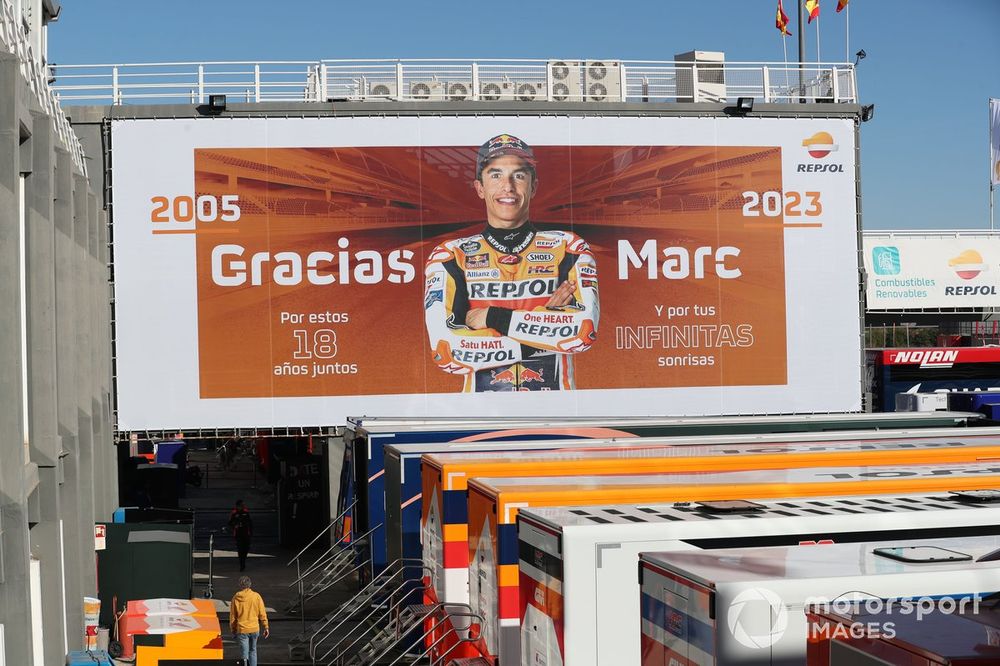 Lona gigante de Respsol despidiéndose de Marc Márquez en 2023, cuando dejó Honda en Valencia