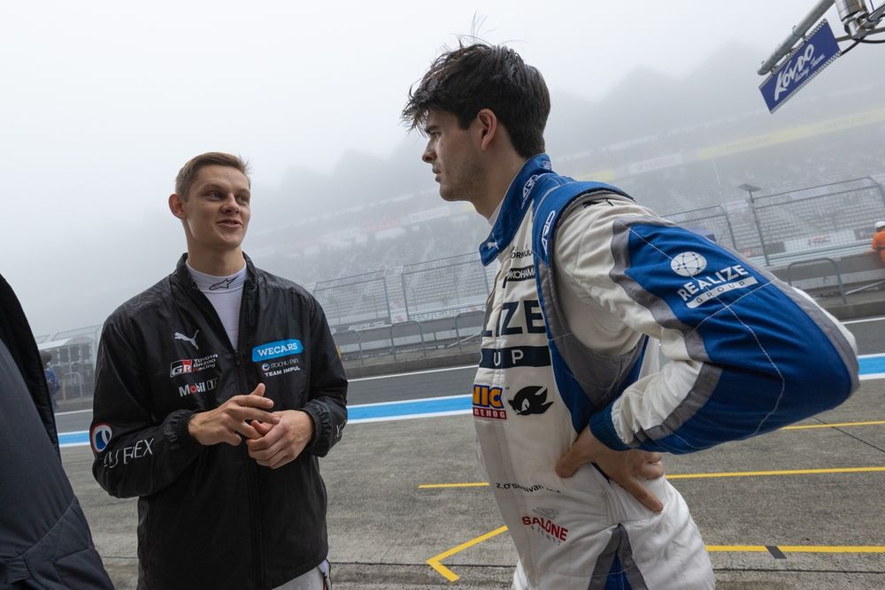 スタート進行ディレイの中、話し込むラスムッセン（左）とオサリバン