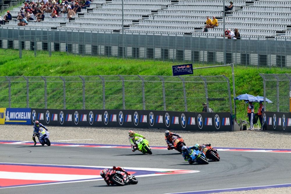 Raúl Fernández, Trackhouse Racing, adelantando a Brad Binder