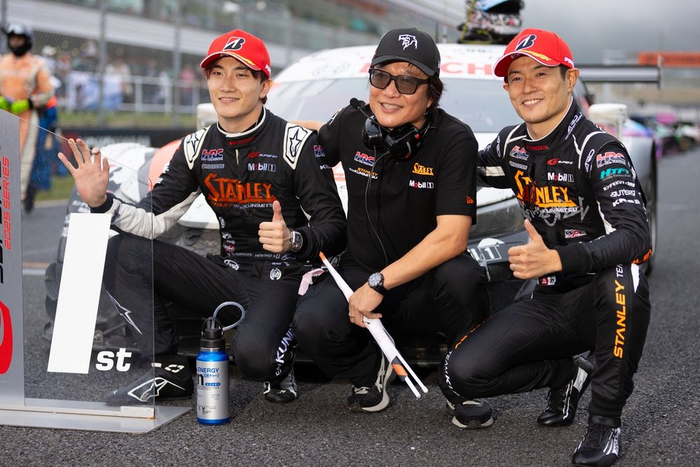 100号車STANLEYの牧野（左端）と山本（右端）