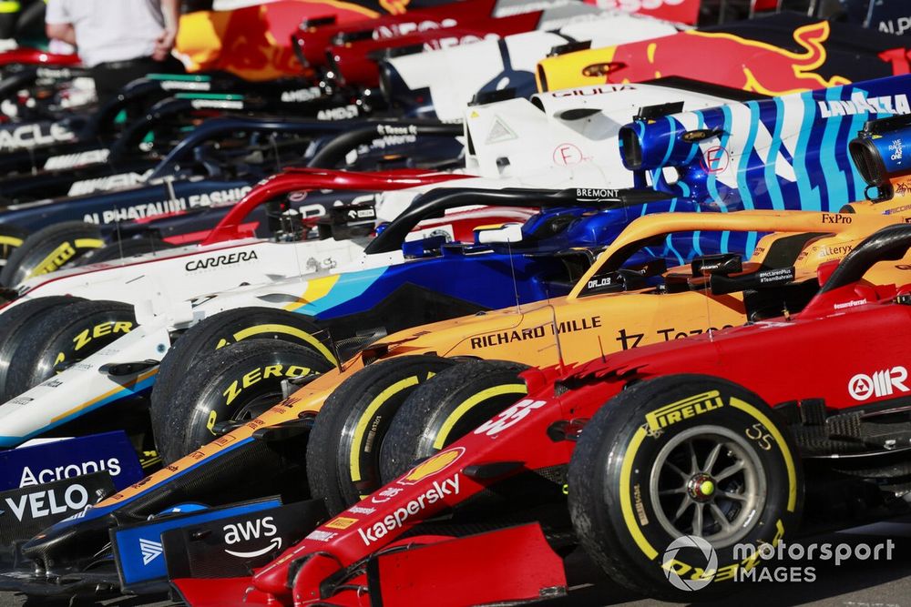 Автомобили в Parc Ferme после квалификации Sprint