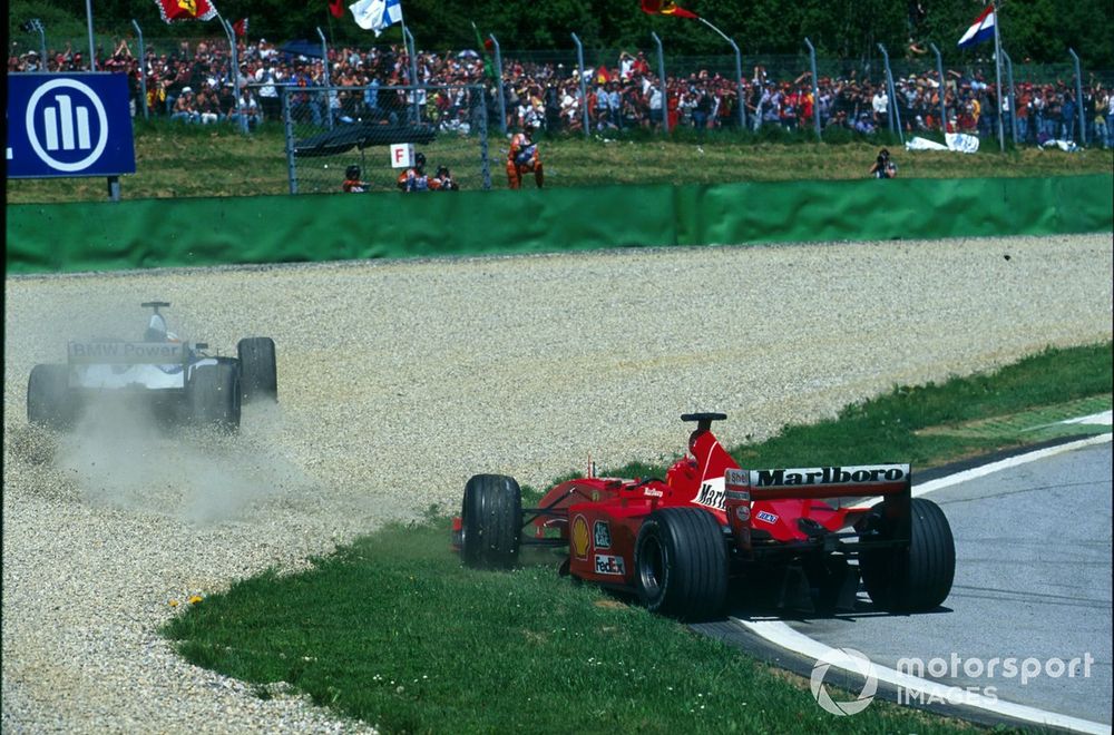 Juan Pablo Montoya (COL) BMW Williams FW23 and Michael Schumacher (GER) Ferrari F1 2001