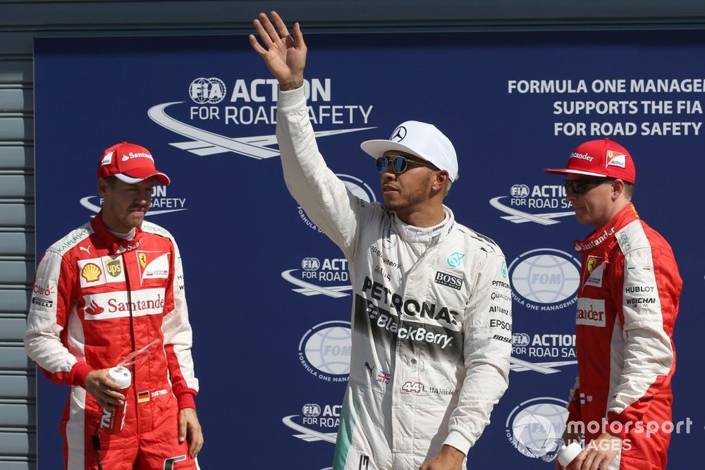 Sebastian Vettel Ferrari,  ganador de la pole Lewis Hamilton Mercedes AMG F1 y Kimi Raikkonen, Ferrari, celebran la pole en el parc ferme. 