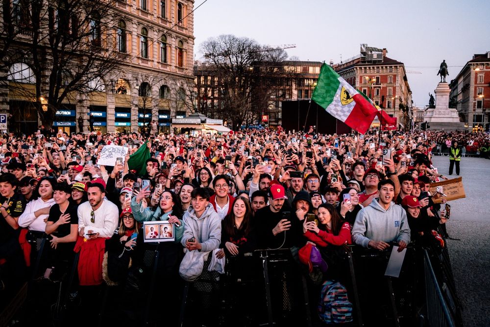 I tifosi della Ferrari a Milano per l'evento prima dell'inizio della stagione