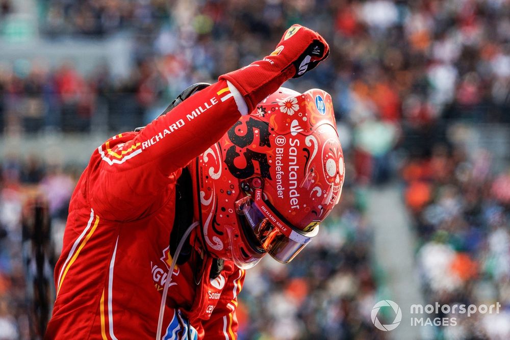 Carlos Sainz, Scuderia Ferrari, 1ª posición, celebra en Parc Ferme 