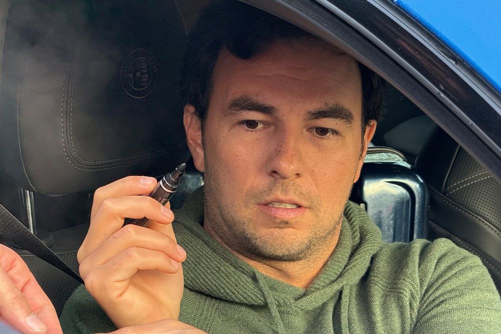 Sergio Perez, Cadillac Racing, firma un autografo prima di lasciare l'autodromo di Imola  