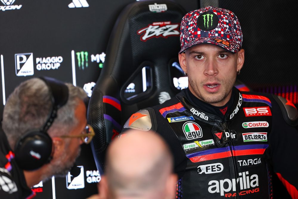 Bezzecchi: "Puede que mañana me tengan que ayudar a subir a la moto"