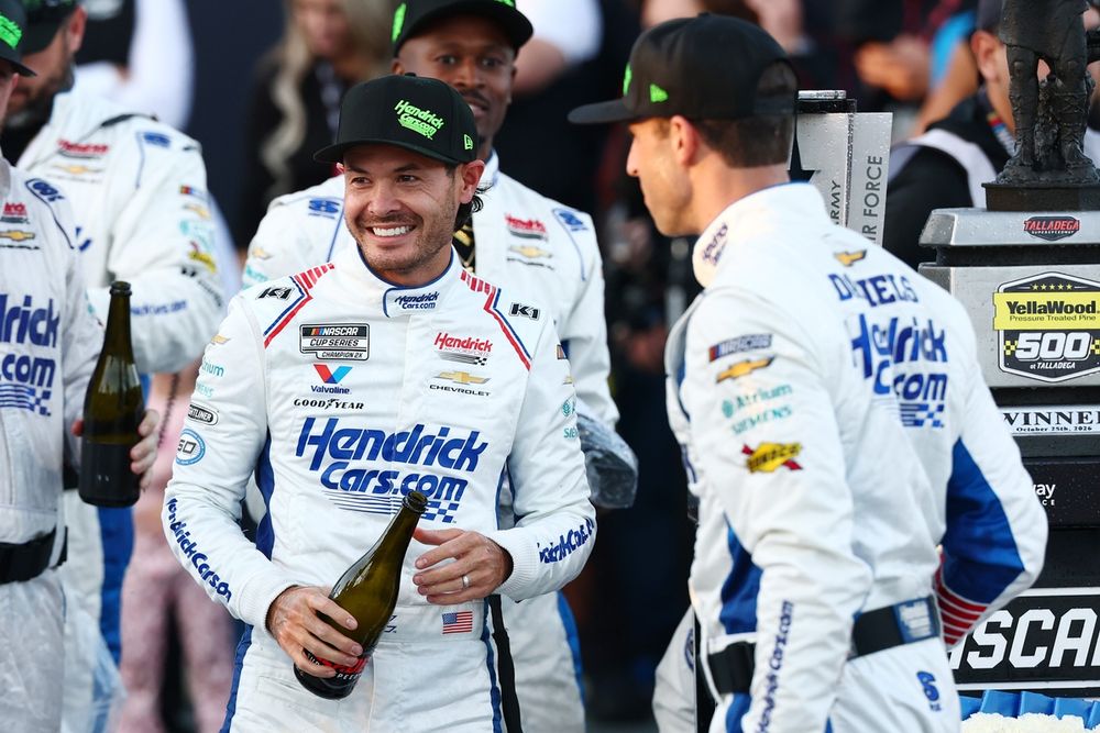 Kyle Larson celebrates with his team at Victory Lane, the No. 5 Hendrick Motorsports Chevrolet