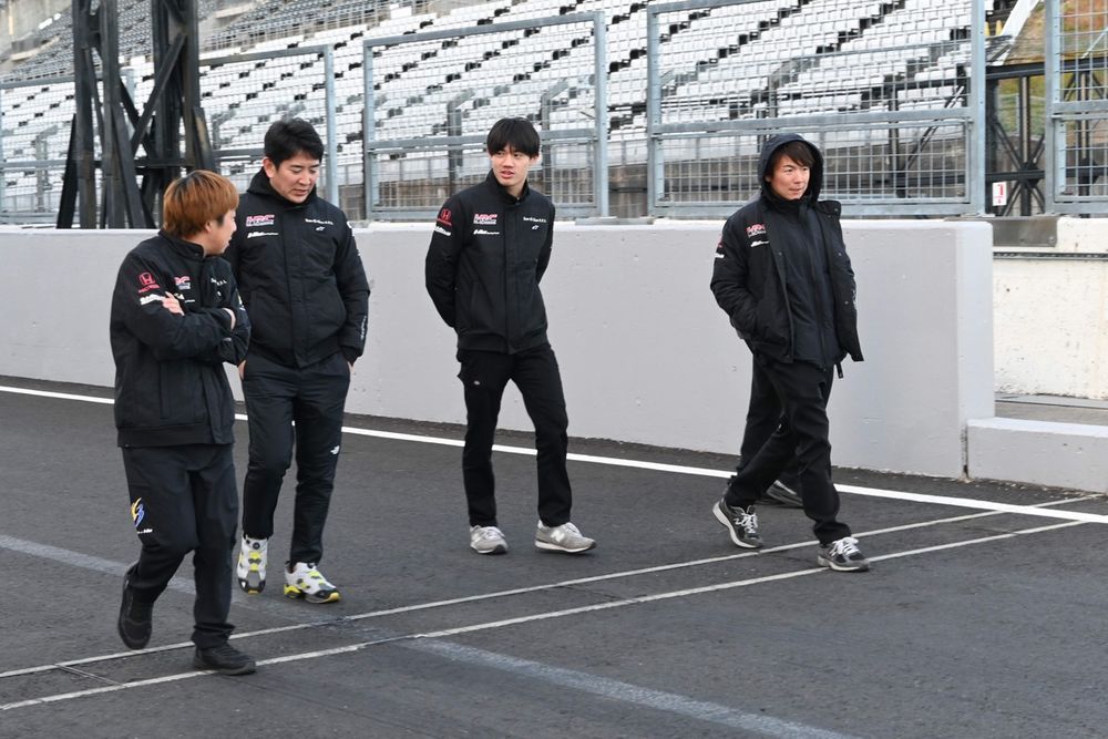 昨年12月のテストの段階から今季のメンバーは集結していた。左から今関エンジニア、武藤監督、野村、大津アドバイザー