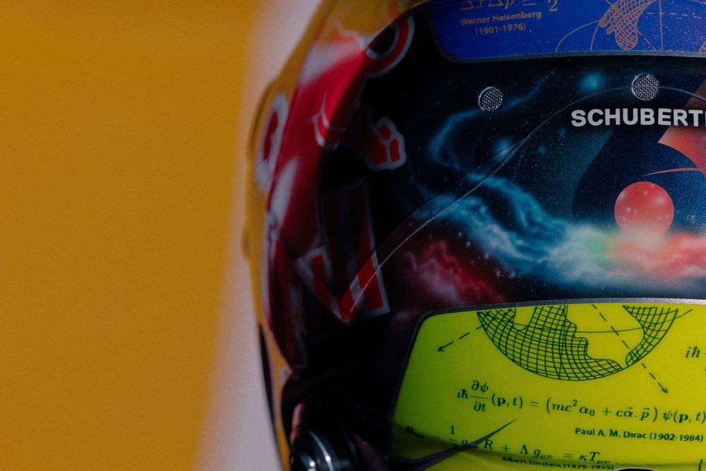 ハジャーの新ヘルメットはセナと父親をリスペクト！ 黄色のラインと