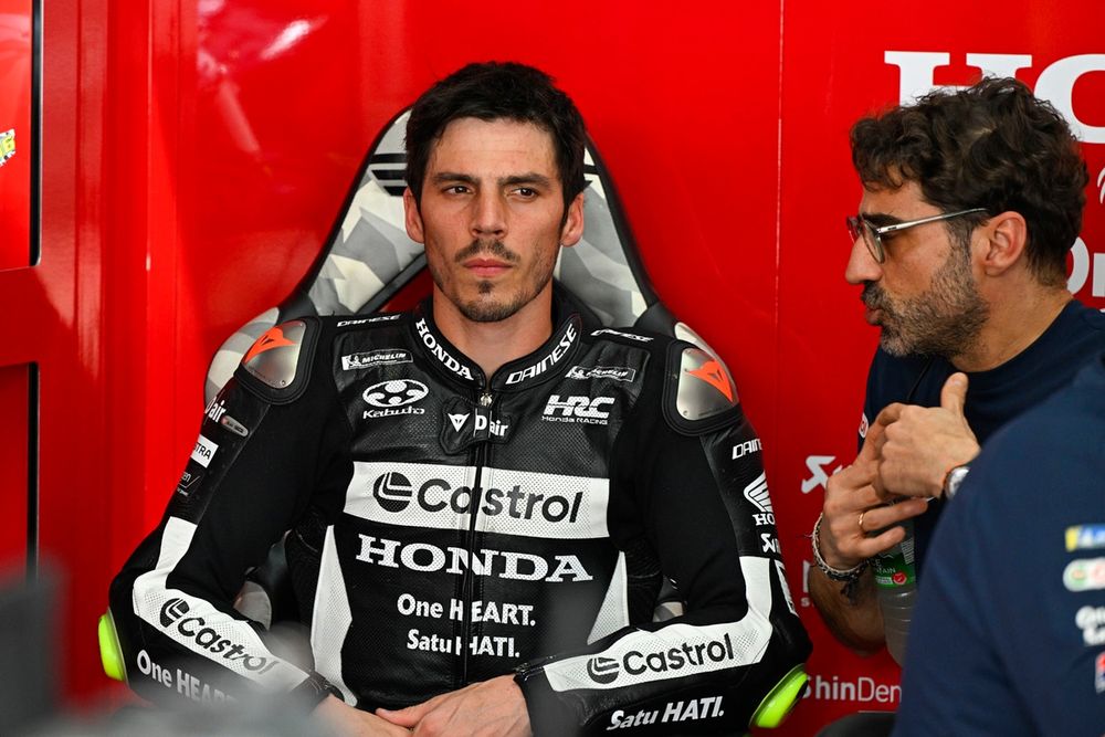 Joan Mir, Honda HRC, escucha atentamente a su ingeniero de pista, Santi Hernández
