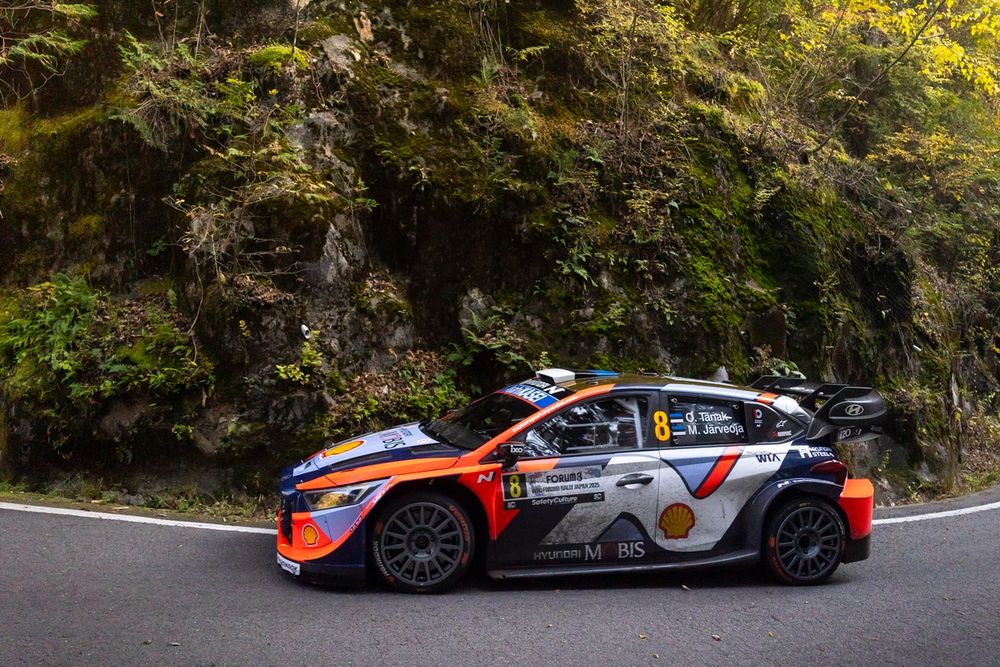 Адриан Фурмо вырвал дверь автомобиля в результате странной аварии