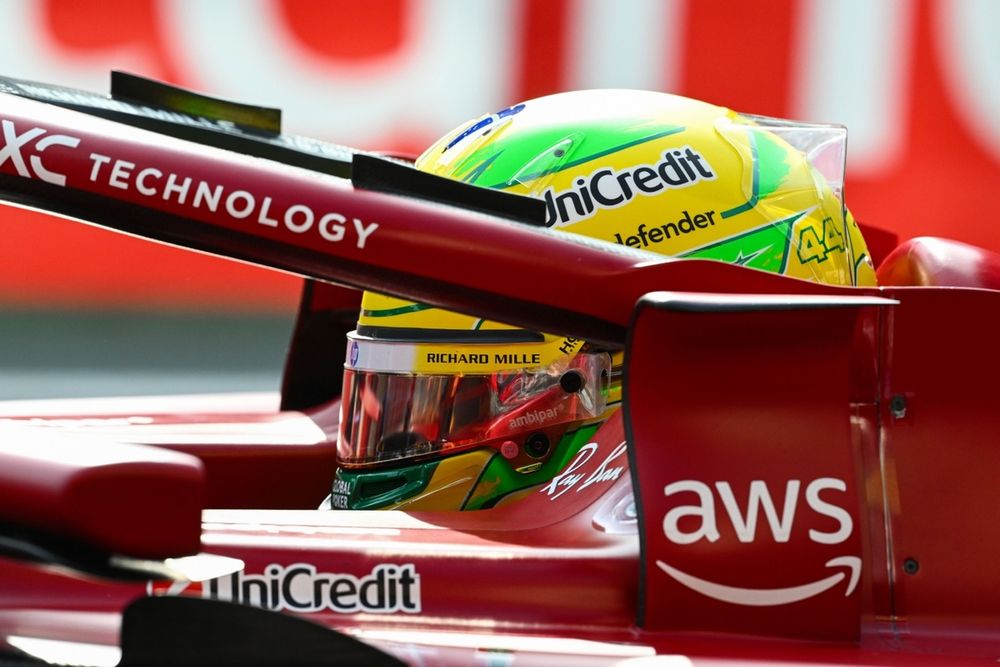 Lewis Hamilton, Ferrari, con il casco che è un omaggio ad Ayrton Senna