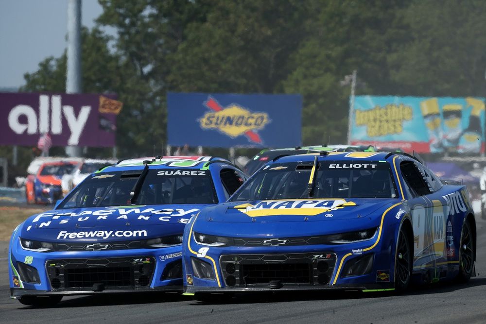 Chase Elliott, Hendrick Motorsports Chevrolet, Daniel Suarez, Trackhouse Chevrolet