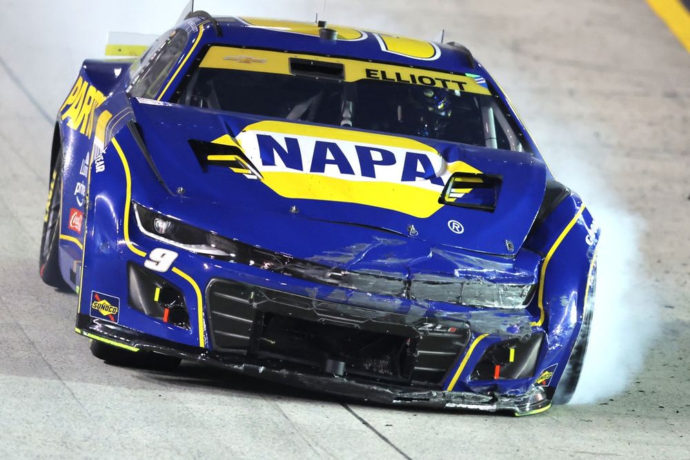 Chase Elliott with damage, Hendrick Motorsports Chevrolet