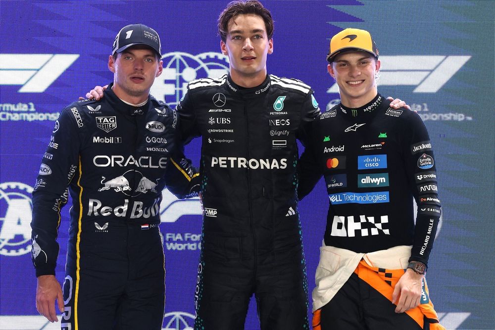 Os três primeiros no grid do GP de Singapura de Fórmula 1: Russell (centro), Verstappen (à esquerda) e Piastri (à direita).