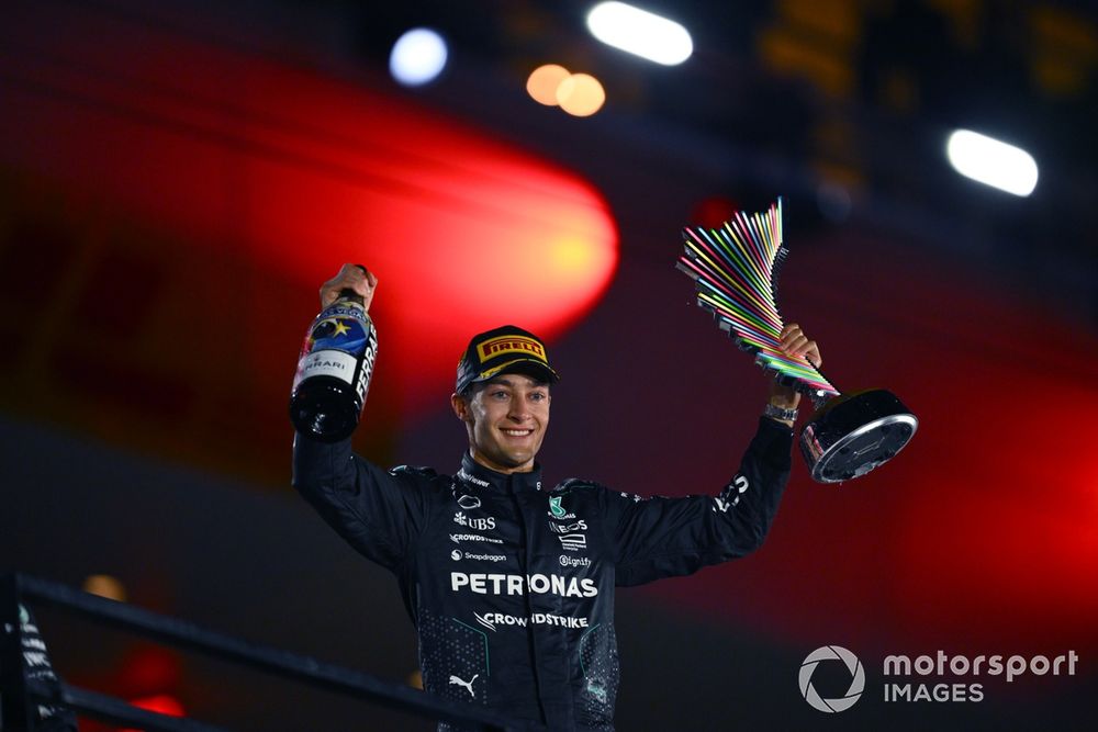 George Russell, y el trofeo por ganar Las Vegas 2024