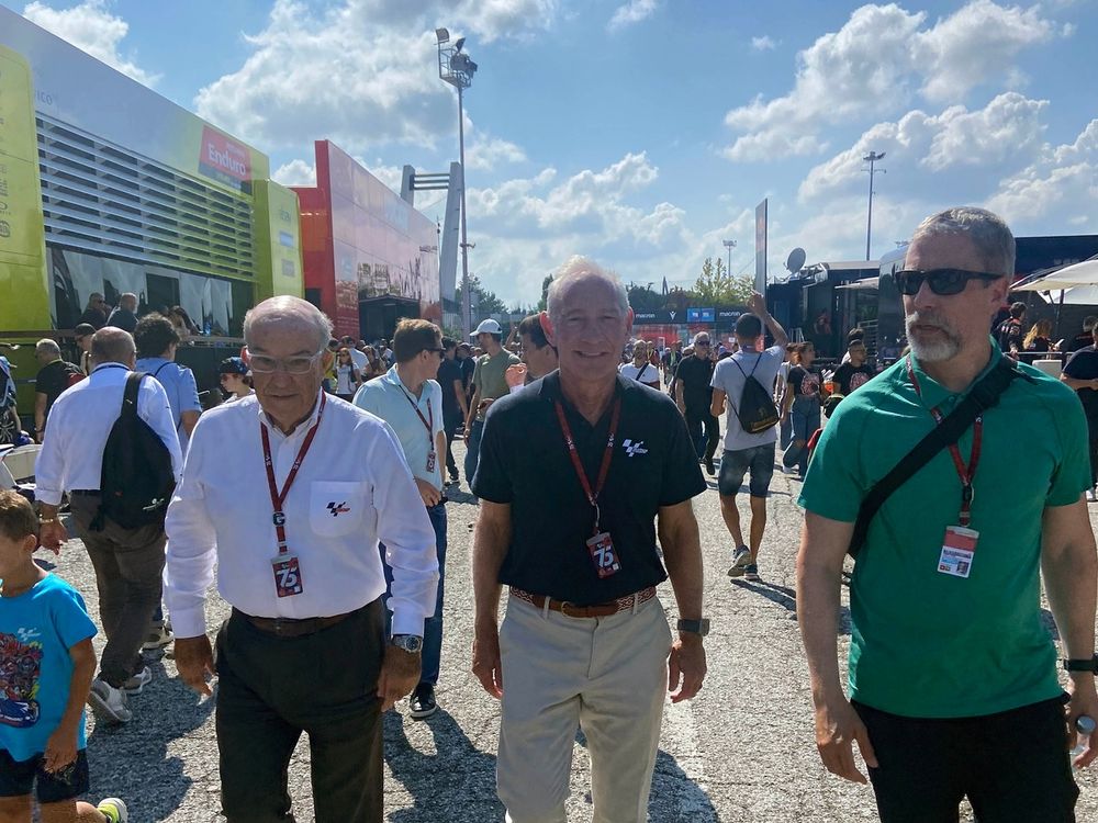 Greg Maffei, director ejecutivo de Liberty Media, Carmelo Ezpeleta, director ejecutivo de Dorna Sports
