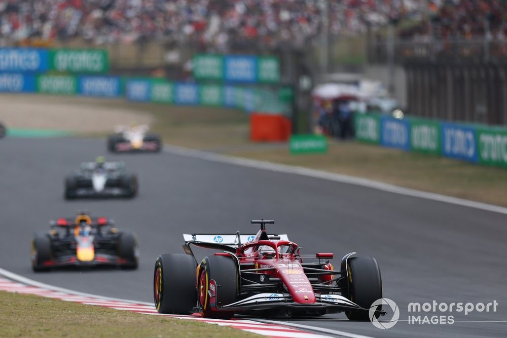 Charles Leclerc z widocznymi uszkodzeniami przedniego skrzydła