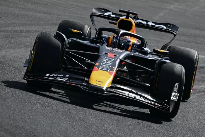 Red Bull testa novo assoalho com Tsunoda, mas Verstappen rejeita atualização após problemas de desempenho