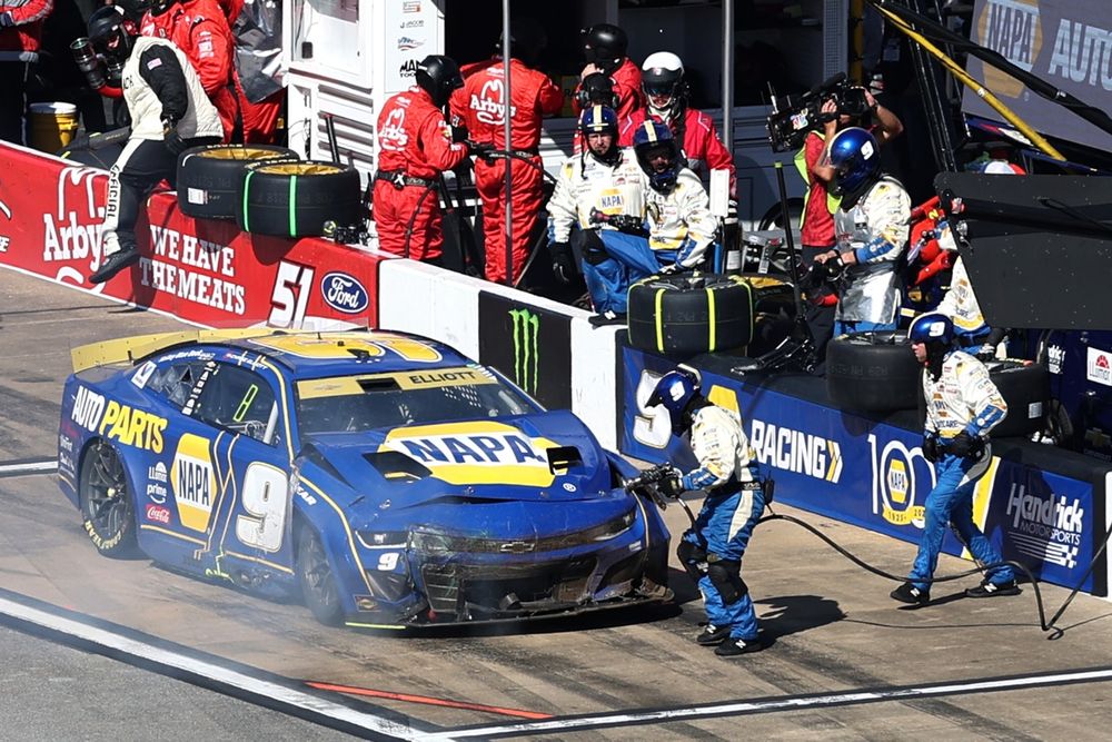 Chase Elliott with damage, Hendrick Motorsports Chevrolet