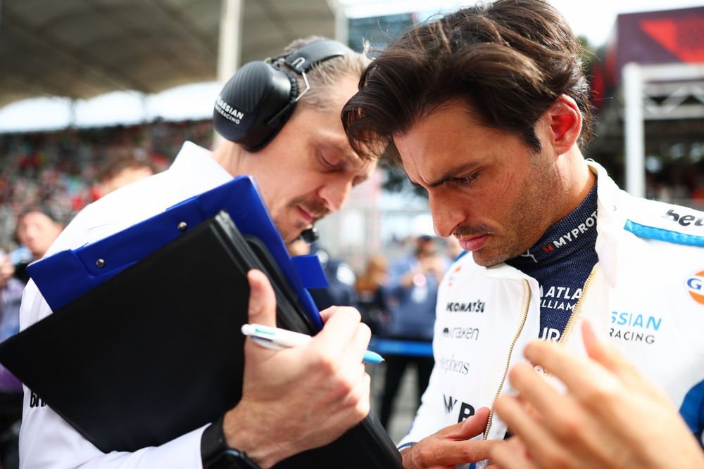 Carlos Sainz met zijn race-engineer Gaëtan Jego.