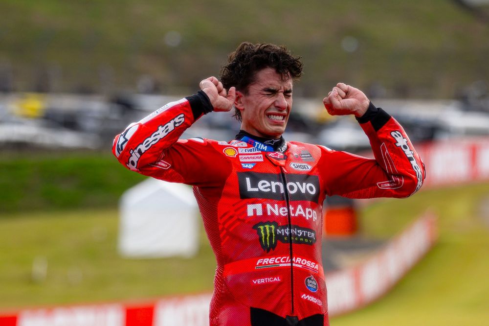 Marc Márquez laat zijn emoties de vrije loop nadat hij voor de zevende keer MotoGP-kampioen is geworden.