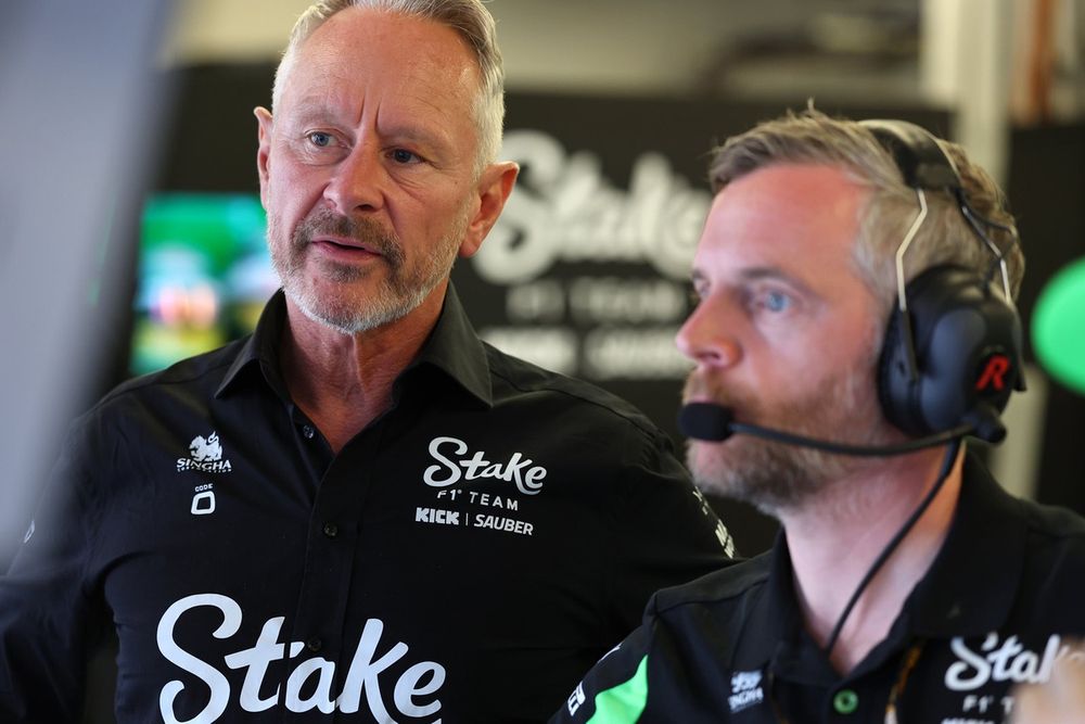 Джонатан Уитли, руководитель команды Stake F1 Team Kick Sauber и Ли Стивенсон, главный механик Stake F1 Team Kick Sauber
