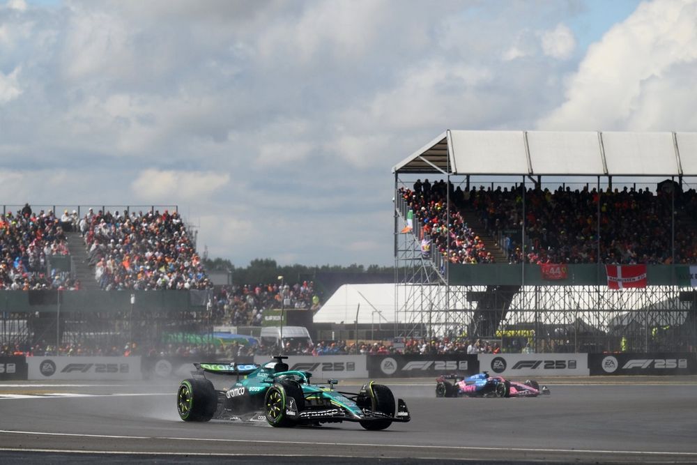 Pierre Gasly derrière l'Aston Martin de Lance Stroll.