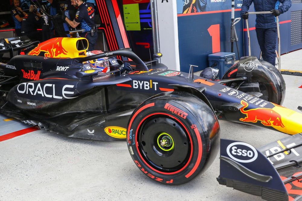 Max Verstappen, Red Bull Racing RB20, sale del garaje 