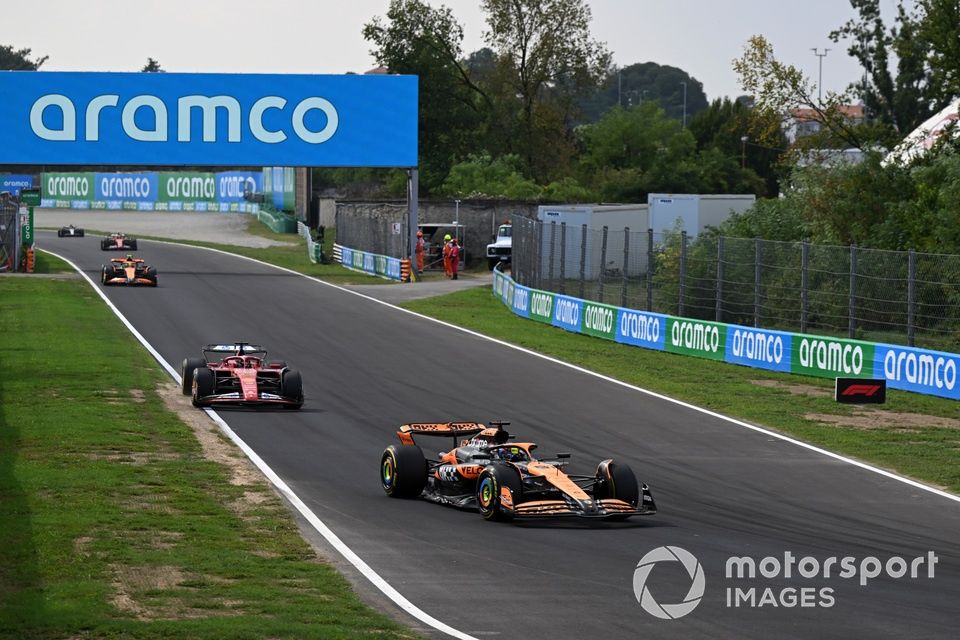 Oscar Piastri, McLaren MCL38, Charles Leclerc, Ferrari SF-24, Lando Norris, McLaren MCL38