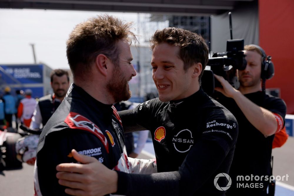 Sacha Fenestraz, del equipo Nissan de Fórmula E, felicita a Oliver Rowland, del equipo Nissan de Fórmula E, por conseguir la pole