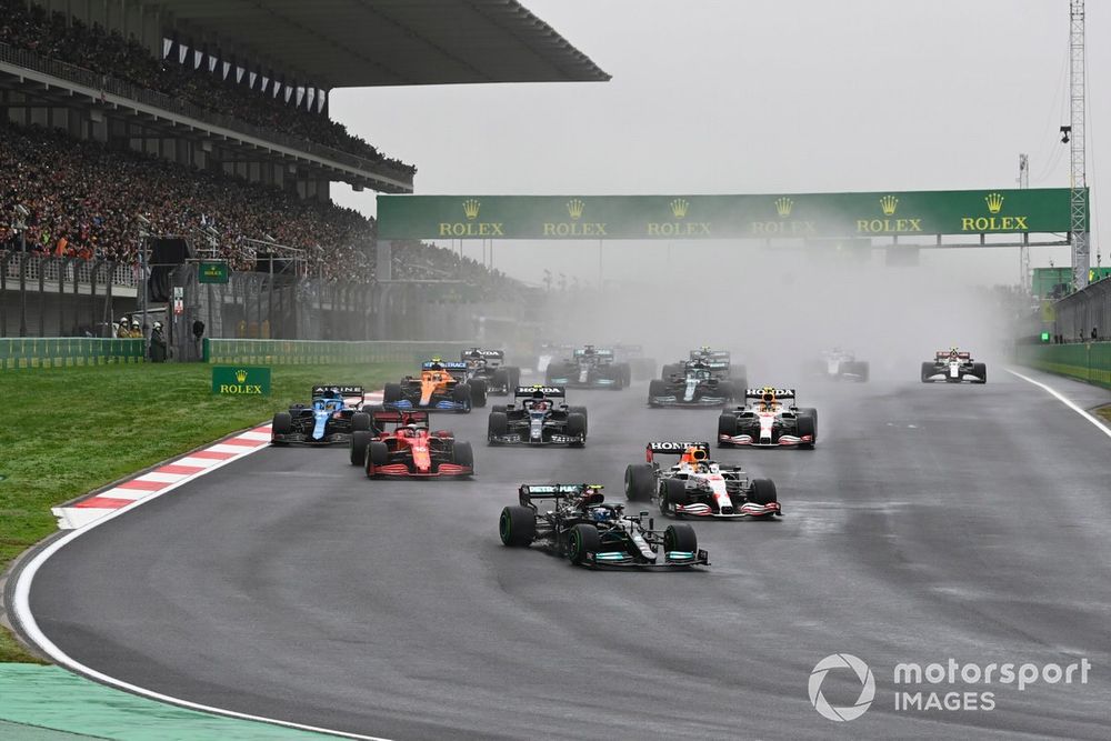Valtteri Bottas, Mercedes W12, Max Verstappen, Red Bull Racing RB16B, Charles Leclerc, Ferrari SF21, Fernando Alonso, Alpine A521, Pierre Gasly, AlphaTauri AT02 ve diğerleri yarış başlangıcında