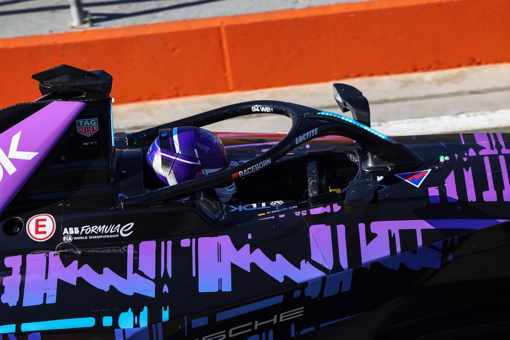 El Porsche con diseño camuflaje en los test