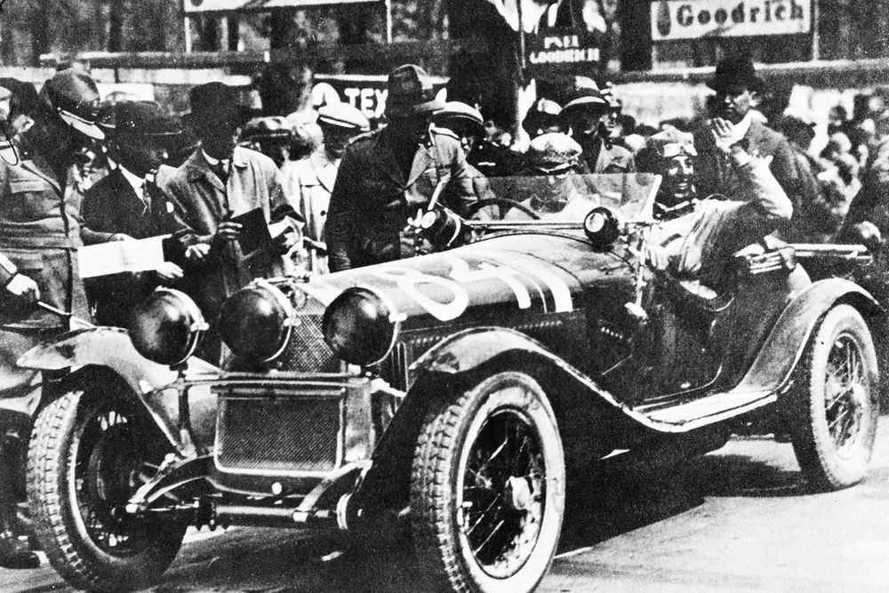 Nuvolari celebrates
beating Varzi at the 
1930 Mille Miglia