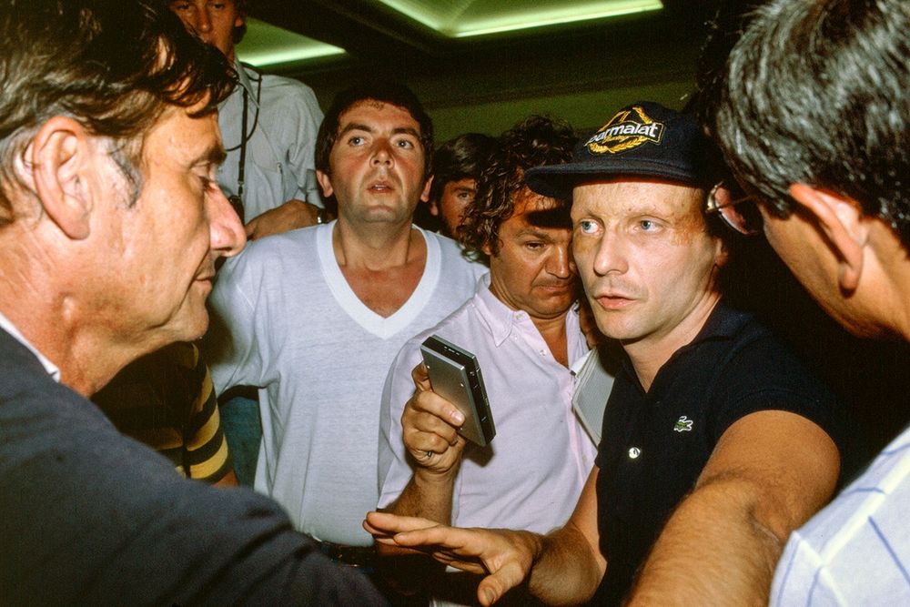 Al snel neemt Lauda de leiding. Hij staat de pers te woord en houdt de groep bijeen. Balestre neemt hem de staking ook kwalijk: Hij is nog geen race terug of hij veroorzaakt al onrust.