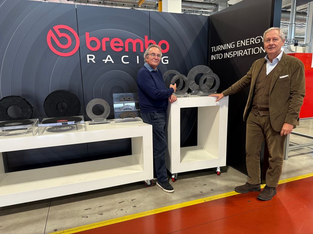 Mario Almondo con il nostro Franco Nugnes nella visita degli impianti di Brembo Racing