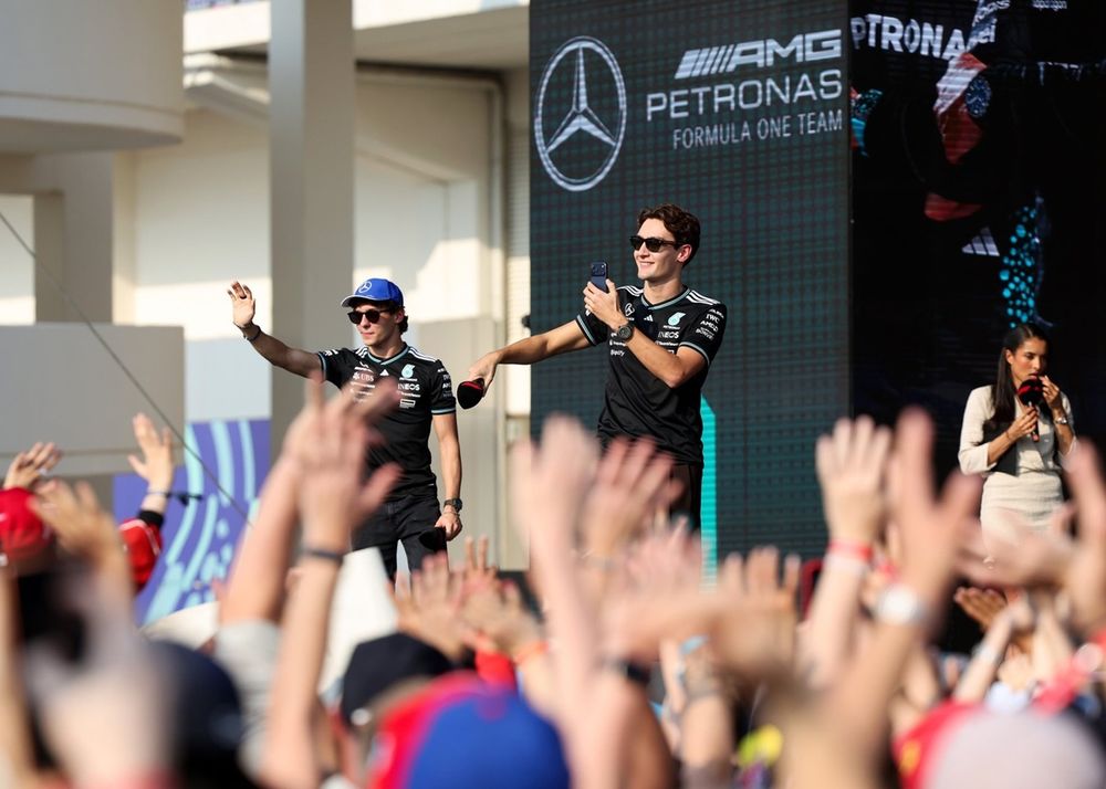 Kimi Antonelli e George Russell nella fanzone