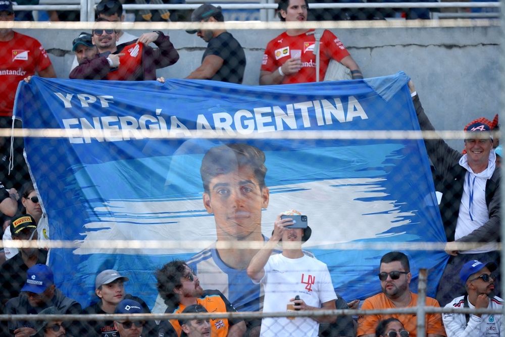Aficionados apoyan a Franco Colapinto en el GP de Brasil 2025.