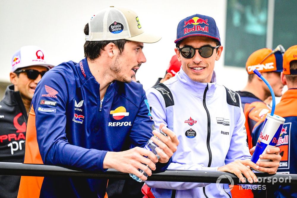 Joan Mir habla con Marc Márquez en una carrera reciente