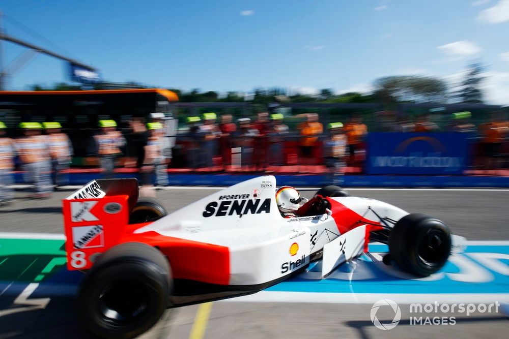 Sebastian Vettel, Ayrton Senna'nın McLaren MP4/8'ini kullanıyor