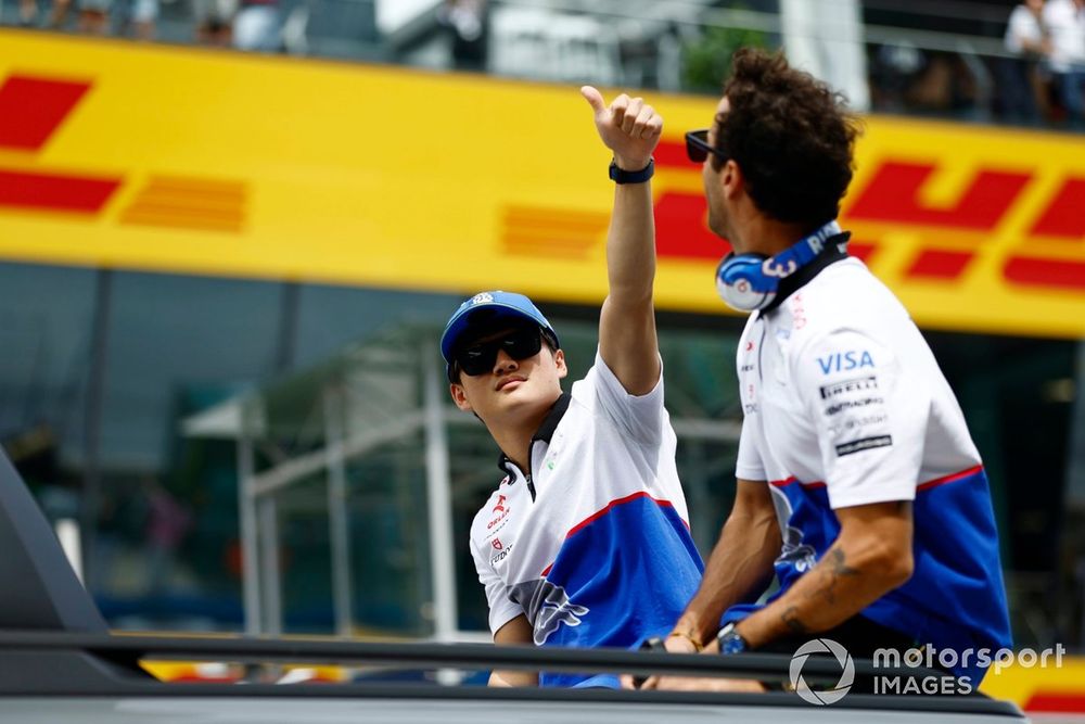 Yuki Tsunoda, Daniel Ricciardo, Visa Cash App RB F1 Team, durante el desfile de pilotos.