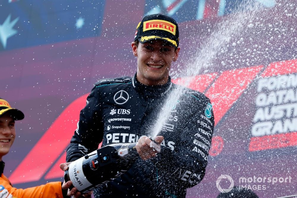 George Russell, Mercedes-AMG F1 Team, 1. miejsce, rozpyla szampana zwycięstwa
