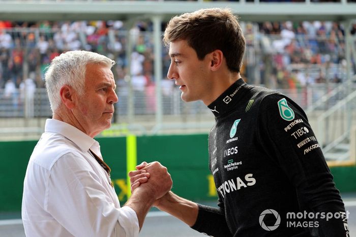 Derek⁢ Warwick shaking hands with ⁤George Russell of Mercedes AMG
